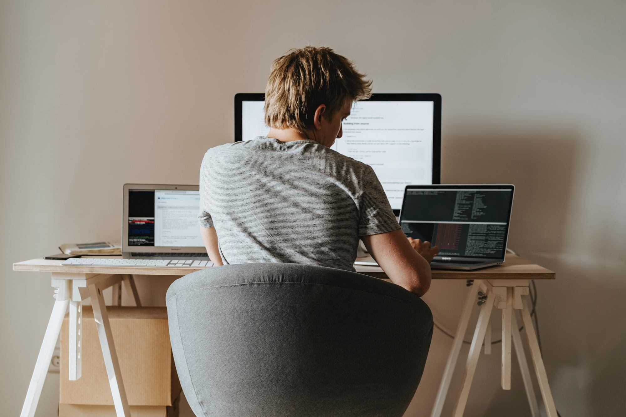 El 67,7 % de las compañías apuesta por modelos híbridos que combinan el trabajo presencial y en línea
